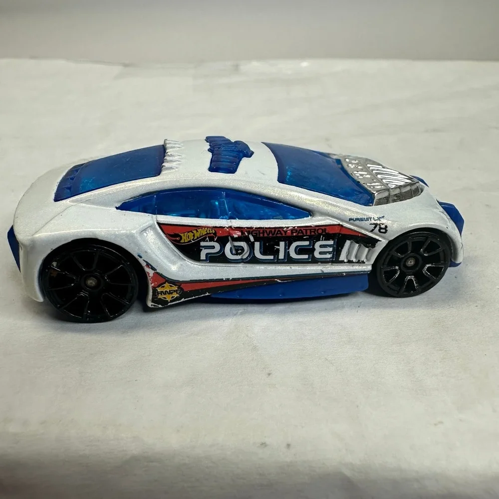 Hot Wheels 2010 Highway‎ Patrol Police Car White Blue Diecast Toy
